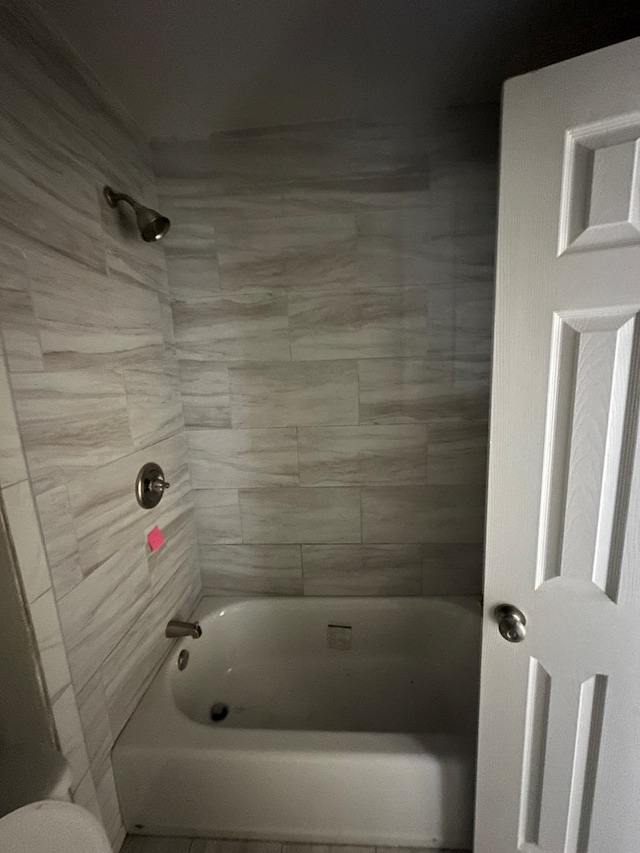 bathroom featuring tiled shower / bath combo