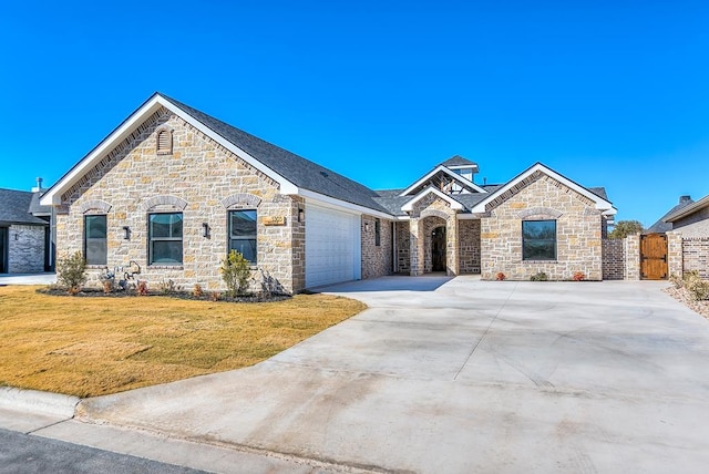 view of front facade featuring a garage and a front yard