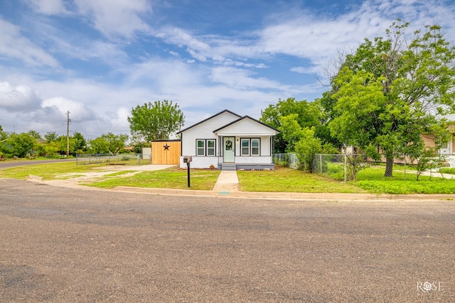 935 E 40th St, San Angelo, TX 76903 - view of bungalow-style home