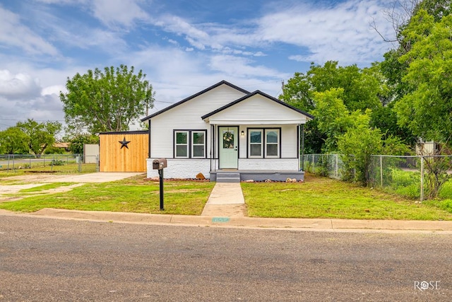 935 E 40th St, San Angelo, TX 76903 - bungalow featuring covered porch
