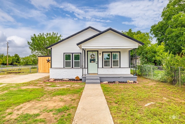 935 E 40th St, San Angelo, TX 76903 - bungalow featuring covered porch