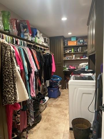 walk in closet with washer / dryer