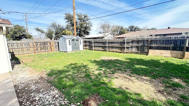 view of yard featuring a shed