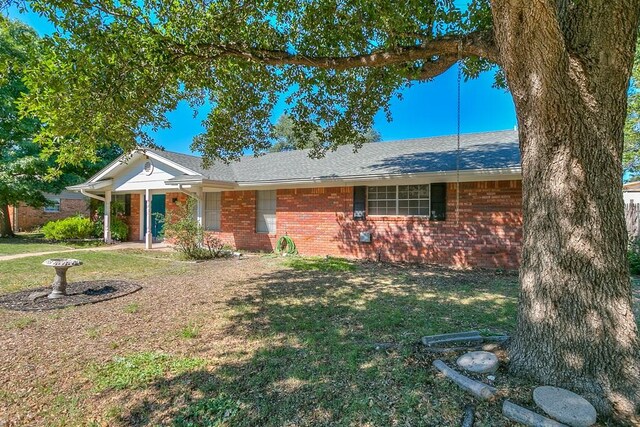 single story home with a front lawn