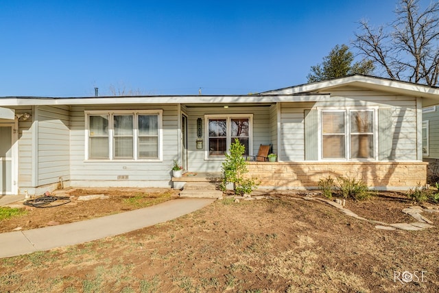 ranch-style house featuring a porch