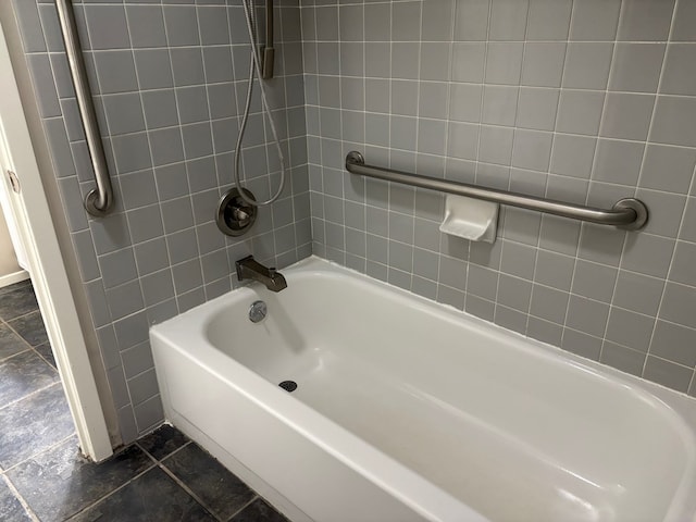 bathroom with tiled shower / bath combo