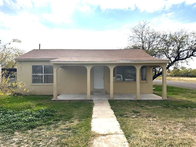 view of front of property featuring a front lawn