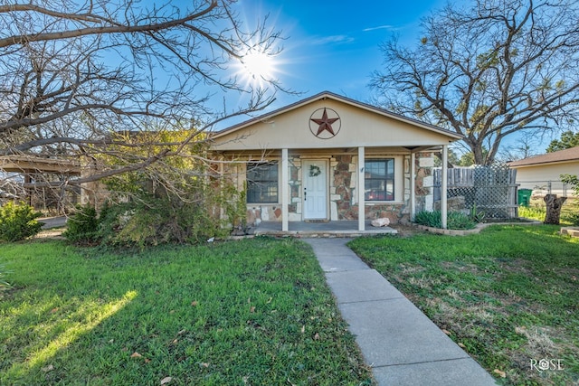 view of front of property featuring a front yard