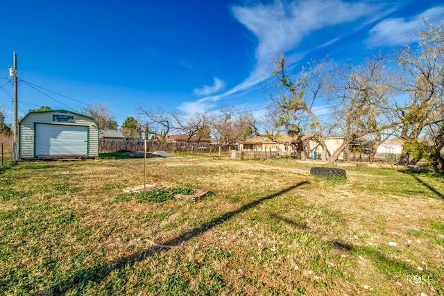 view of yard with an outbuilding