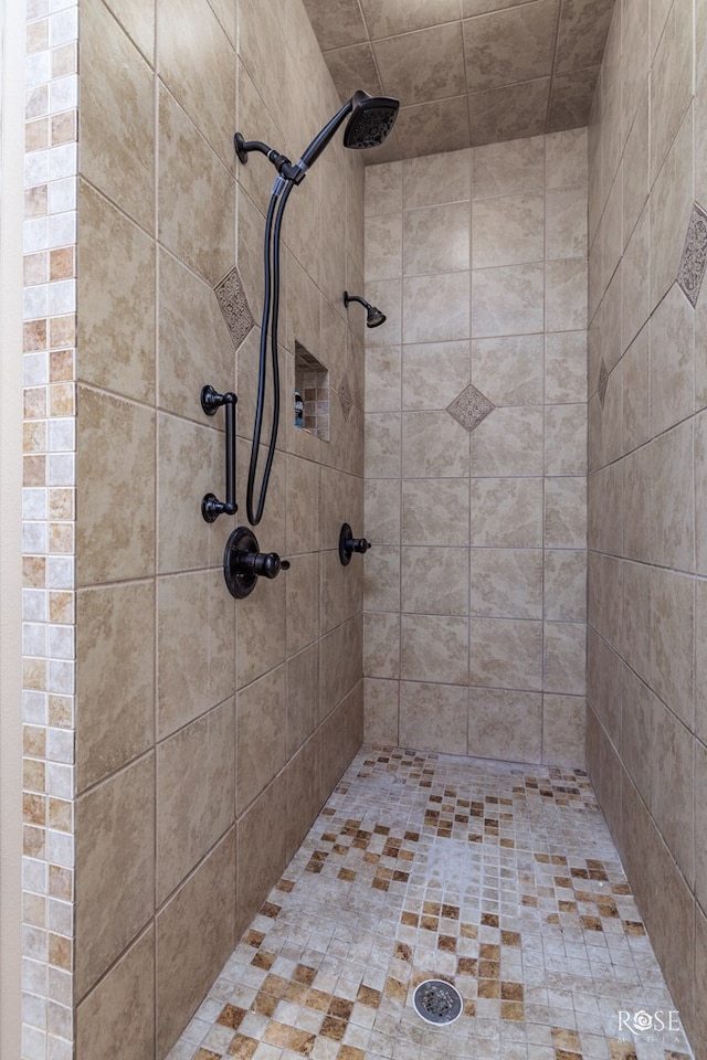 bathroom featuring a tile shower