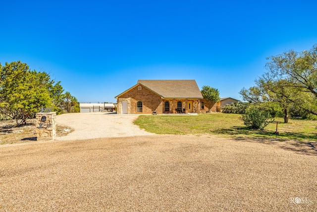 view of front of house featuring a front lawn