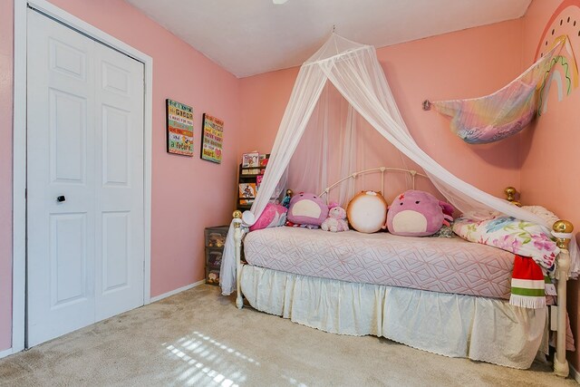 bedroom featuring carpet flooring and a closet