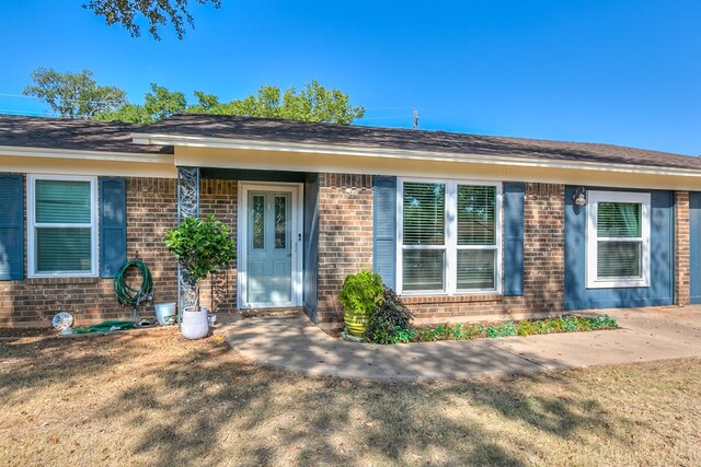 ranch-style home with a front lawn