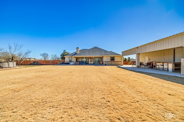 view of yard featuring a patio area