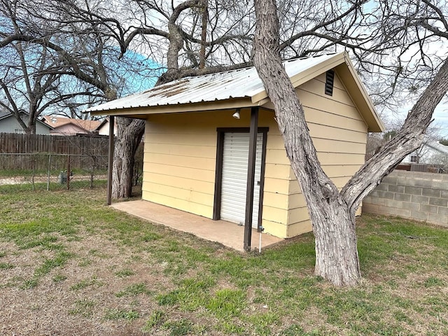 view of outbuilding with a yard