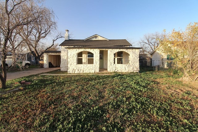 view of front facade with a front yard