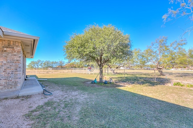 view of yard featuring a rural view