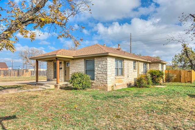 view of front facade featuring a front yard and a porch