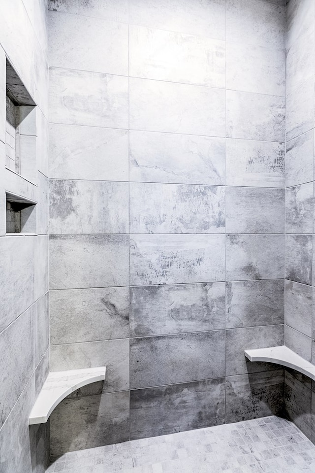 bathroom featuring a tile shower