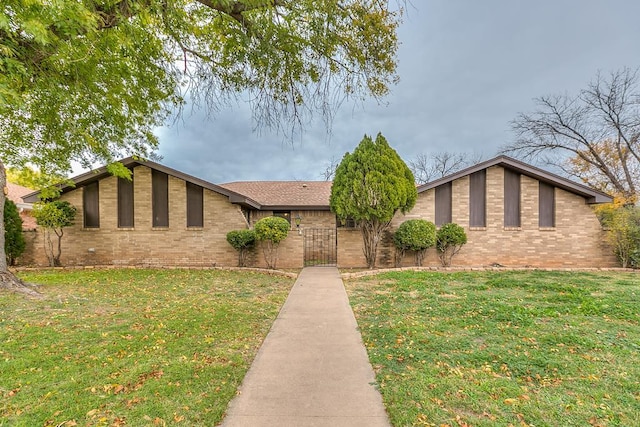 single story home with a front yard