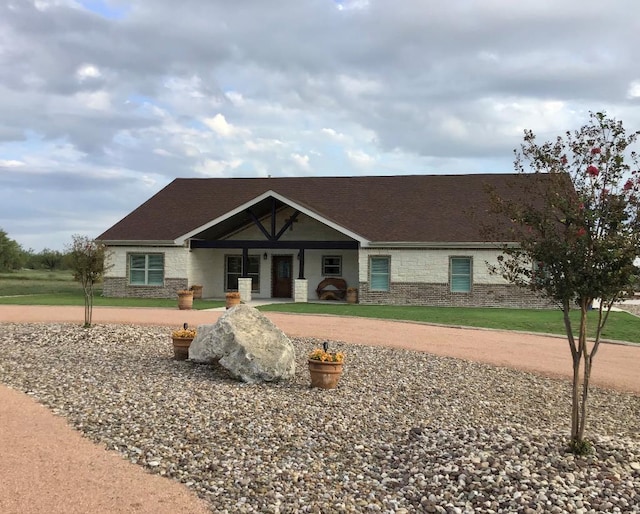 view of front of home featuring a front yard