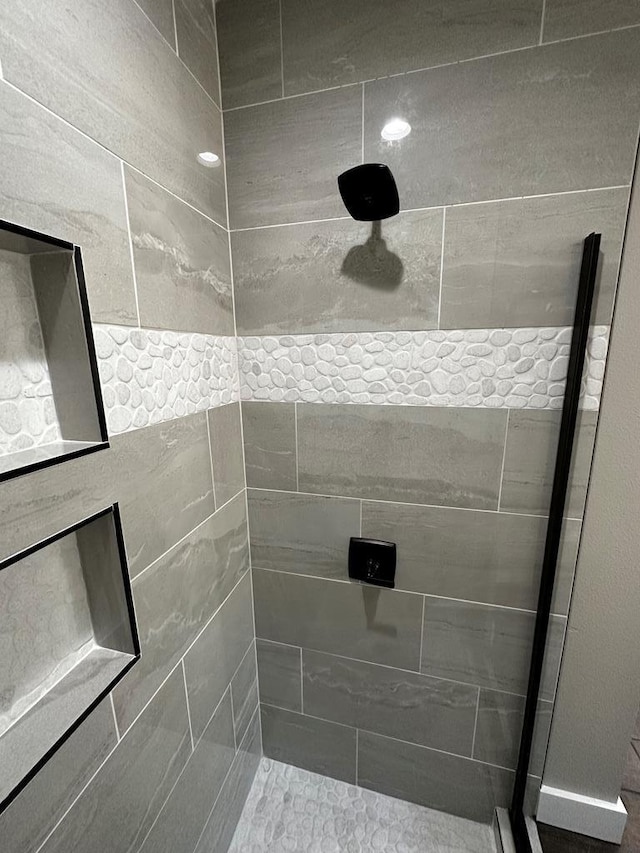 5610 Slayde St, San Angelo, TX 76904 - full bath featuring tiled shower