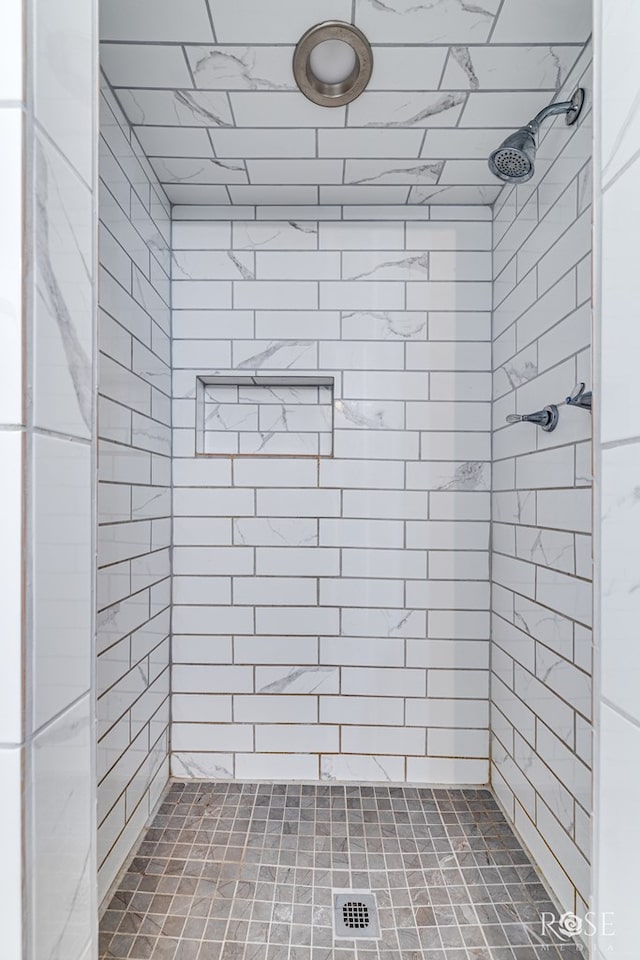 bathroom featuring tiled shower