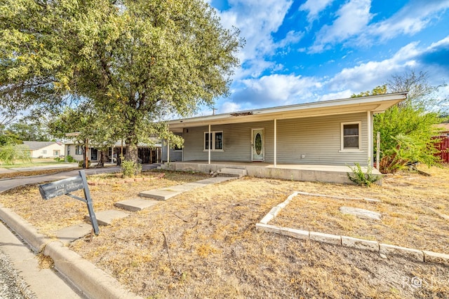 single story home with a porch