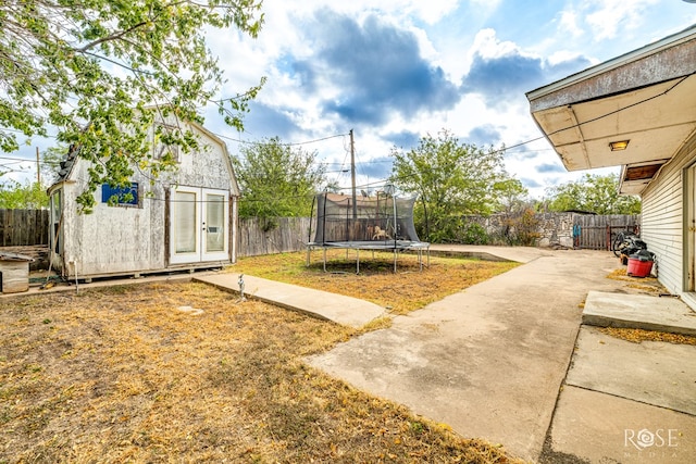 view of yard featuring a shed