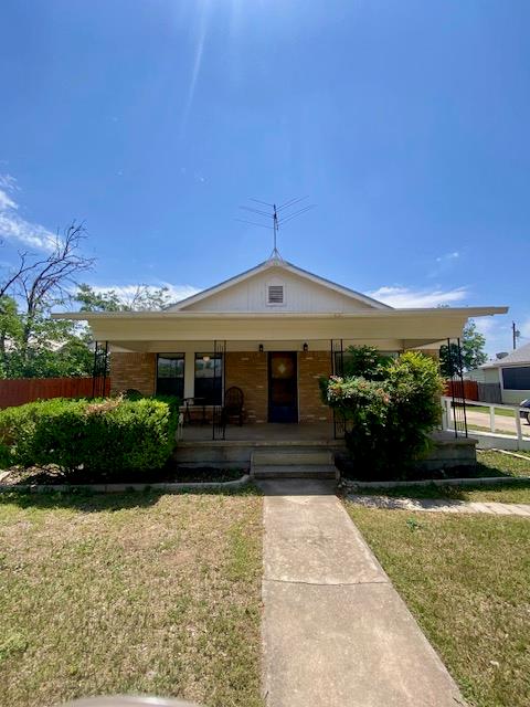925 E 40th St, San Angelo, TX 76903 - bungalow-style home with covered porch