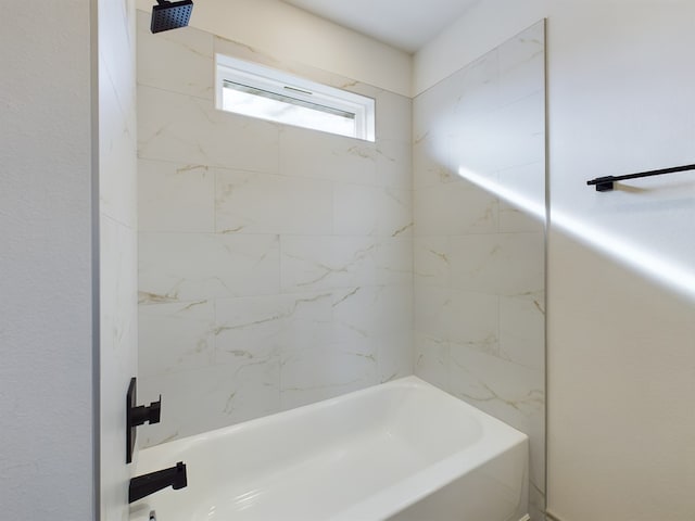 bathroom featuring tiled shower / bath combo