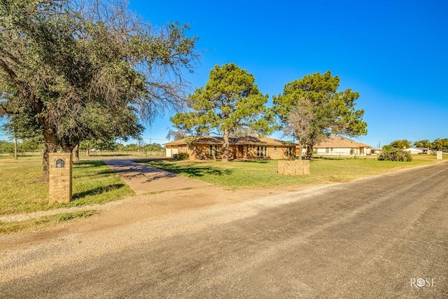 view of front of property featuring a front yard