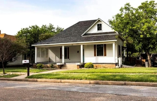 view of front facade featuring a porch and a front lawn