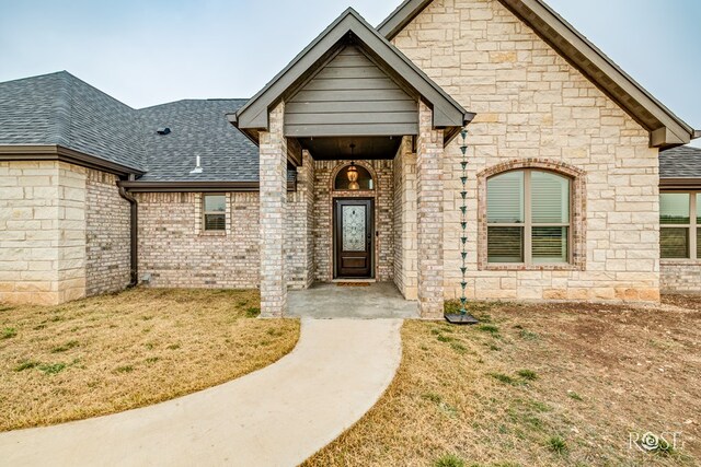 view of front facade featuring a front yard