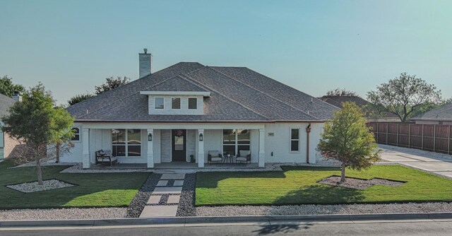 view of front facade featuring a front yard and a porch