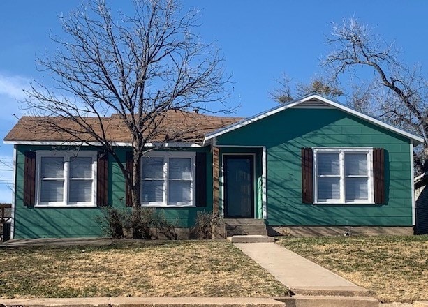 view of front facade with a front lawn