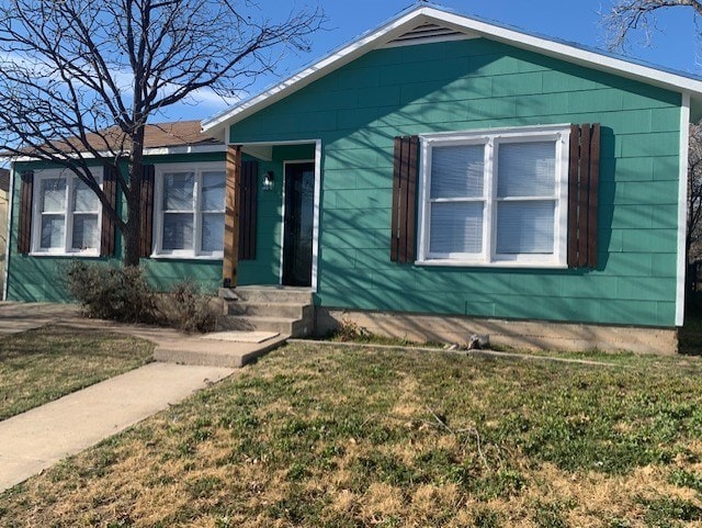 view of front facade featuring a front lawn