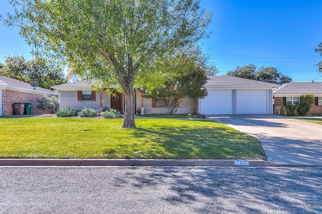 view of front of home featuring a garage and a front yard