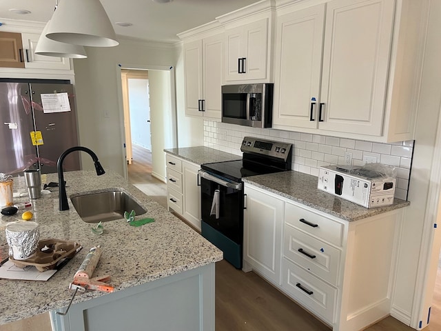 kitchen featuring electric stove, sink, fridge, white cabinets, and decorative backsplash