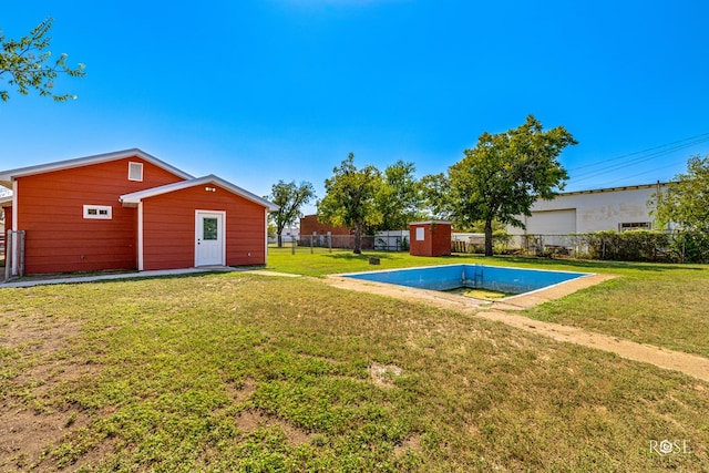 view of yard featuring a storage unit