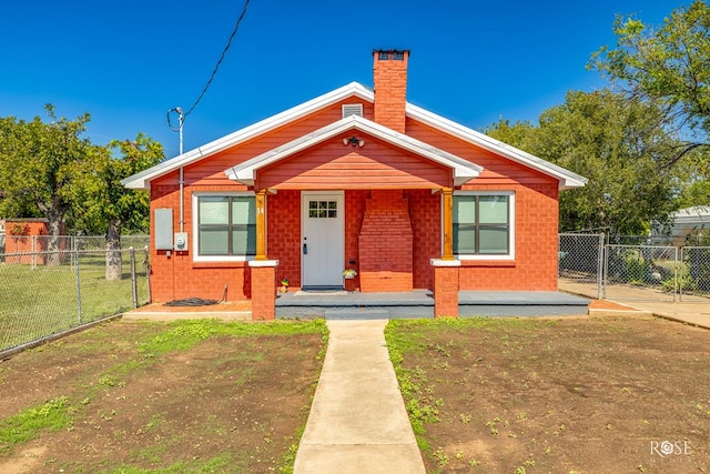 bungalow featuring a front lawn