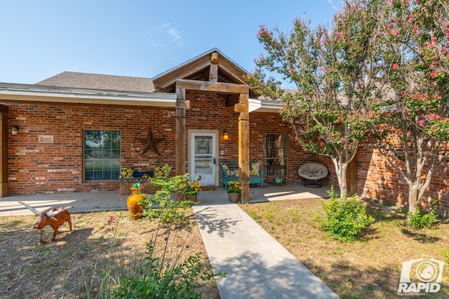 view of front of property featuring a patio area