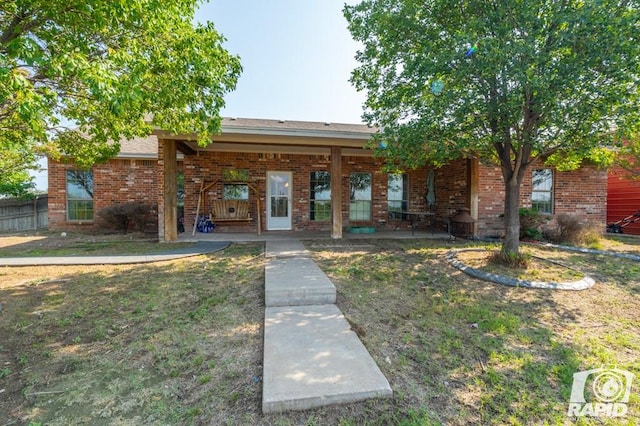 ranch-style home featuring a front lawn