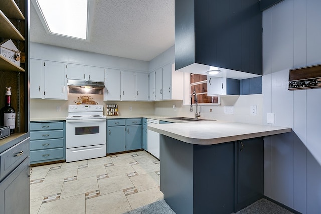 kitchen featuring sink, backsplash, white appliances, kitchen peninsula, and a textured ceiling