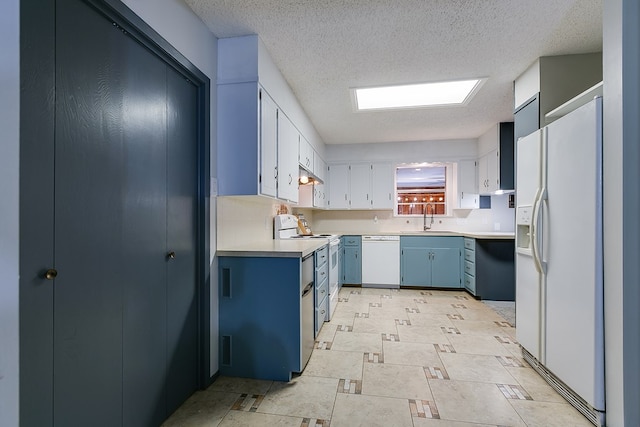 kitchen with sink, tasteful backsplash, a textured ceiling, white appliances, and white cabinets