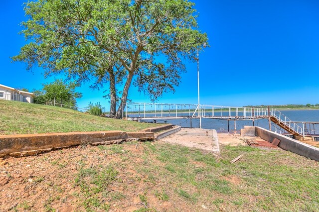 view of yard featuring a water view