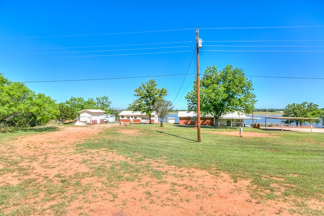 view of yard featuring a water view