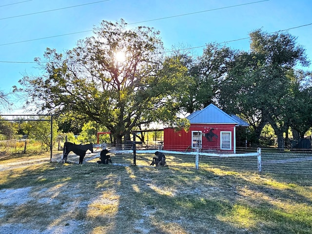 view of yard with an outbuilding