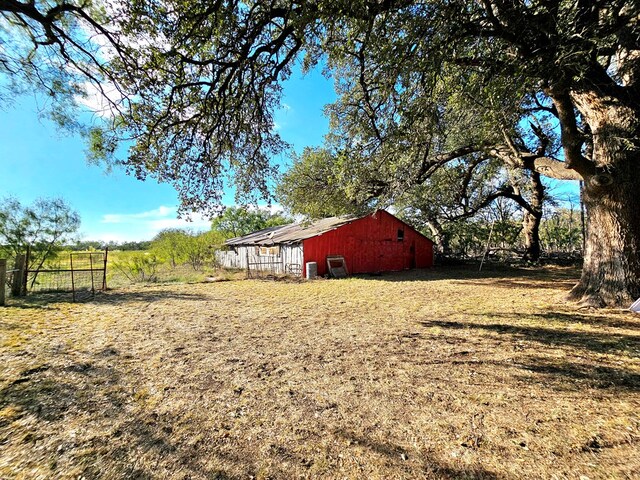 view of yard with an outbuilding