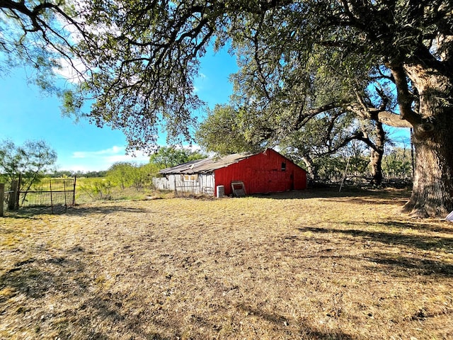 view of yard with an outbuilding